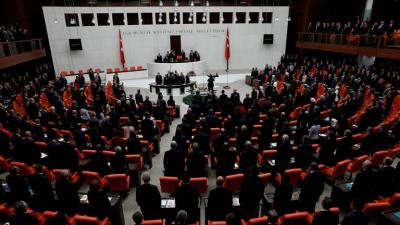صنعاء نيوز - 
أثارت برلمانية في حزب العدالة والتنمية الحاكم في تركيا ضجة على منصات التواصل الاجتماعي بسبب ارتدائها حذاء باهظ الثمن.
