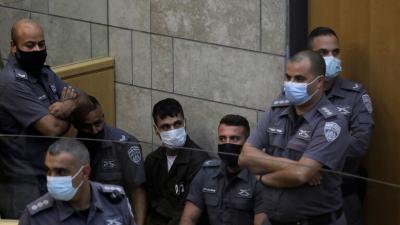 صنعاء نيوز - 
تعد الشرطة الإسرائيلية لائحة اتهام بحق الأسرى الذين تمت إعادة اعتقالهم بالتخطيط لعملية "تخريبية" حكمها يصل لـ15 سنة سجنا، وتهمة مساعدة آخرين بالهرب من السجن تصل عقوبتها لـ20 سنة.