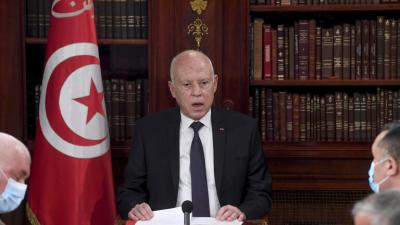 صنعاء نيوز - أصدر الرئيس التونسي قيس سعيد، اليوم الأربعاء، أمرا رئاسيا يتعلق بتدابير استثنائية، يتولى هو بموجبها إعداد مشاريع التعديلات المتعلقة بالإصلاحات السياسية.