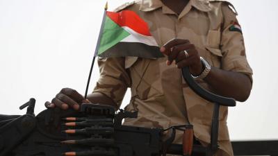 صنعاء نيوز - حذرت فرنسا من خطورة استيلاء العسكريين على الحكم في السودان، مشددة على أن استمرار العمل بالوثيقة الدستورية الصادرة في عام 2019 يمثل شرطا أساسيا لمواصلة الدعم الدولي لهذا البلد.
