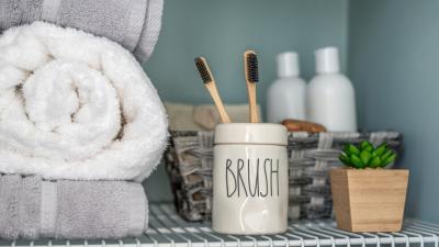 صنعاء نيوز - 
يعلم الكثيرون بوجوب تنظيف الأسنان مرتين في اليوم، ولمدة دقيقتين على الأقل في كل مرة، للحفاظ على صحة الأسنان والفم.