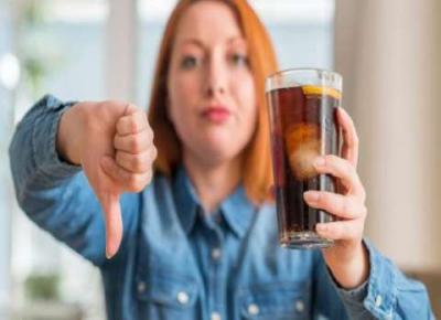 صنعاء نيوز - تشير الأبحاث إلى أن هناك مشروبًا واحدًا يمكن أن يجعلك تتقدم في العمر بشكل أسرع – ولكن استبعاده من نظامك الغذائي يمكن أن يساعد في إيقاف الشيخوخة المبكرة