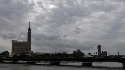 صنعاء نيوز - سيطرت حالة من القلق على أهالي الإسكندرية، بعد حدوث ظاهرة غريبة لم يتعودوا على رؤيتها ظنوا أنها إعصار.
