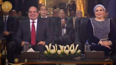 صنعاء نيوز - 
لفت الرئيس المصري عبد الفتاح السيسي وزوجته الأنظار، بعدما ابتسما جليا خلال عرض فيلم ترويجي عن المعيشة في مصر.