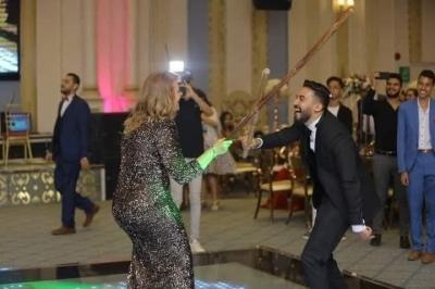 صنعاء نيوز - 
نشرت وكيلة مدرسة في مصر صورا لها، وهي ترقص خلال حفل زفاف ابنتها، الذي أقيم قبل عامين تضامناً مع معلمة المنصورة التي شغلت قصتها الشارع المصري خلال اليومين الماضيين.
