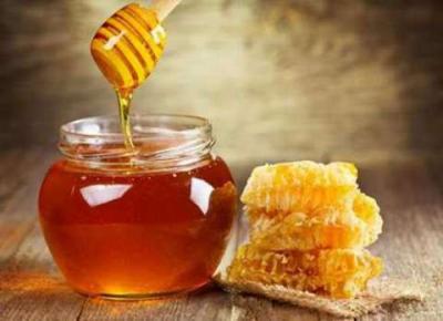 صنعاء نيوز - يتميز العسل بخصائصه الكثيرة والمفيدة للجسم، غير أنه يجب تناوله بكميات محددة للحصول على أكبر فائدة منه.