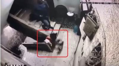 صنعاء نيوز - 
تداول نشطاء مواقع التواصل الاجتماعي في مصر، فيديو رصدته إحدى كاميرات المراقبة بالقاهرة، يوثق لحظة تعدي شاب على طفلة جنسيا.