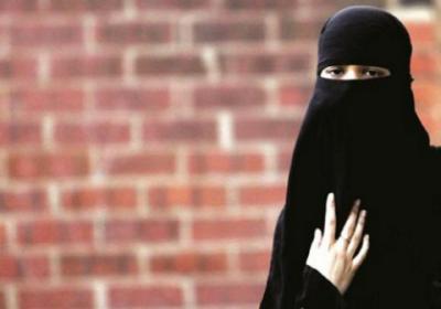 صنعاء نيوز - نشرت صحيفة الغارديان تقريرا كتبته زهرة جويا ومراسلو مؤسسة روخشانة الإعلامية الأفغانية، عن قرار حركة طالبان إلزام النساء بارتداء البرقع في البلاد.