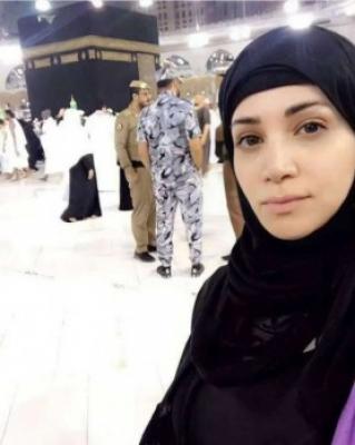 صنعاء نيوز - بعد أن انتشرت صورة الفنانة اللبنانية ديانا حداد وهي ترتدي الحجاب، على مواقع التواصل الاجتماعي، لتتصدّر أكثر المواضيع رواجاً، أكدّت حداد أنها صورة قديمة، تعود لخمس