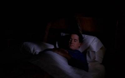 صنعاء نيوز - توصلت دراسة جديدة إلى أن إبقاء غرفة نومك مظلمة لا يساعدك فقط في الحصول على نوم جيد ليلا، ولكنه قد يقلل بشكل كبير من احتمالات الإصابة بثلاث مشاكل صحية ر