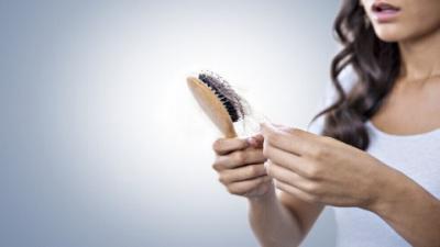 صنعاء نيوز -  حدد العلماء هدفا جزيئيا غير متوقع لعلاج شائع للثعلبة، وهي حالة يهاجم فيها الجهاز المناعي للشخص بصيلات الشعر، ما يتسبب في تساقط الشعر