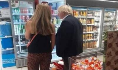 صنعاء نيوز - بوريس جونسون يتسوق في أحد متاجر اليونان (فيديو)
شوهد رئيس الوزراء البريطاني المستقيل بوريس جونسون