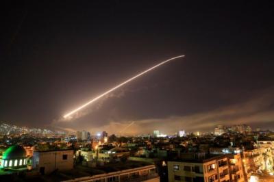 صنعاء نيوز - وزارة الدفاع السورية تؤكد استشهاد ثلاثة عسكريين وإصابة ثلاثة آخرين نتيجة الغارات الجوية الإسرائيلية على ريف دمشق