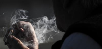 صنعاء نيوز - نعرف جميعا أن التدخين خطر ويهدد الحياة، وتحث كثير من الدول والمنظمات على الإقلاع عنه، لكن قد لا يعرف الجميع أن هناك عادات يومية لا تقل خطرا عن التدخين