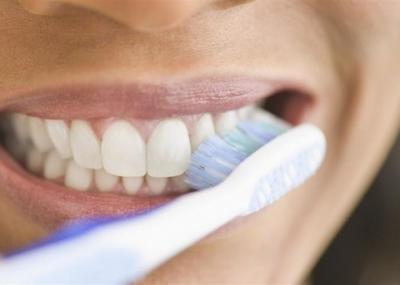صنعاء نيوز - حذر أحد الخبراء من أن عادة شائعة لدينا جميعا في تنظيف الأسنان، يمكن أن “تبطل” بعض الأشياء الجيدة اللازمة للحفاظ عليها.