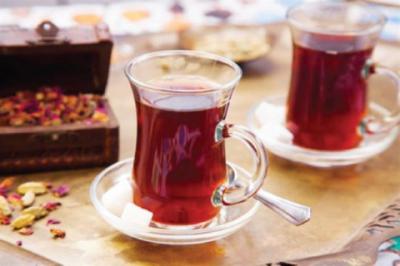 صنعاء نيوز -  أعلن العلماء أن الشاي الأسود والأخضر يتسببان في ارتفاع مستوى ضغط الدم بصورة مفاجئة ولكن بعد دقائق يعود إلى مستواه الطبيعي.