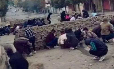 صنعاء نيوز - 
تعرضت مدينة مهاباد، التي كانت مسرحًا لتظاهرات جماهيرية حاشدة بعد تشييع جنازة شهيد الانتفاضة كمال أحمدبور، إلى هجوم