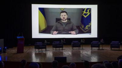 صنعاء نيوز - الرئيس الأوكراني فلاديمير زيلينسكي
اعتبر الصحفي رانهارد لاوترباخ أن كييف تحاول بكل وسيلة ممكنة إطالة أمد الصراع المستمر في أراضيها وتجنب مفاوضات السلام مع موسكو