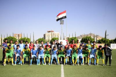 صنعاء نيوز - أكمل منتخب أبين عقد المتأهلين لربع نهائي البطولة الأولى لمنتخبات المحافظات لكرة القدم، تنظمها وزارتا الإدارة المحلية والشباب والرياضة.

