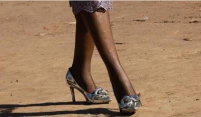 صنعاء نيوز - تعرضت نساء وفتيات مؤخرا للجلد على أيدي عناصر ميليشيات في شرق جمهورية الكونغو الديمقراطية