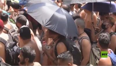 صنعاء نيوز - 
شهدت عاصمة المكسيك السبت 20 مايو مسيرة غير عادية نظمتها منظمات العراة لنشر رسالة "إيجابية" حول قبول الجسد