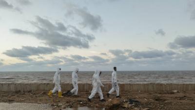 صنعاء نيوز - ناشدت منظمة الصحة العالمية ومنظمات إغاثة أخرى السلطات في ليبيا التوقف عن دفن ضحايا الفيضانات في مقابر جماعية، 