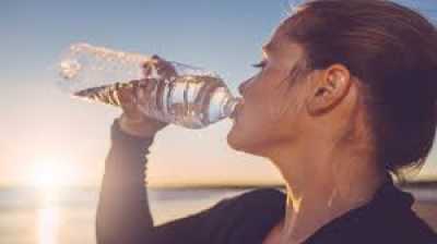 صنعاء نيوز - وفقا للدكتورة "يلينا سولوماتينا"، خبيرة التغذية الروسية يمكن أن يؤدي عدم شرب كمية كافية من الماء إلى مشكلات صحية خطيرة،